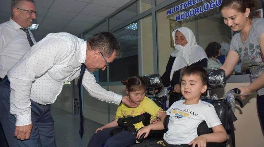 Engelli &Ccedil;ocuklara Tekerlekli Sandalye