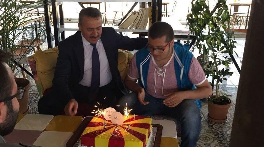 Başkan Tutal&rsquo;dan Engelli Gence Doğum G&uuml;n&uuml; S&uuml;rprizi