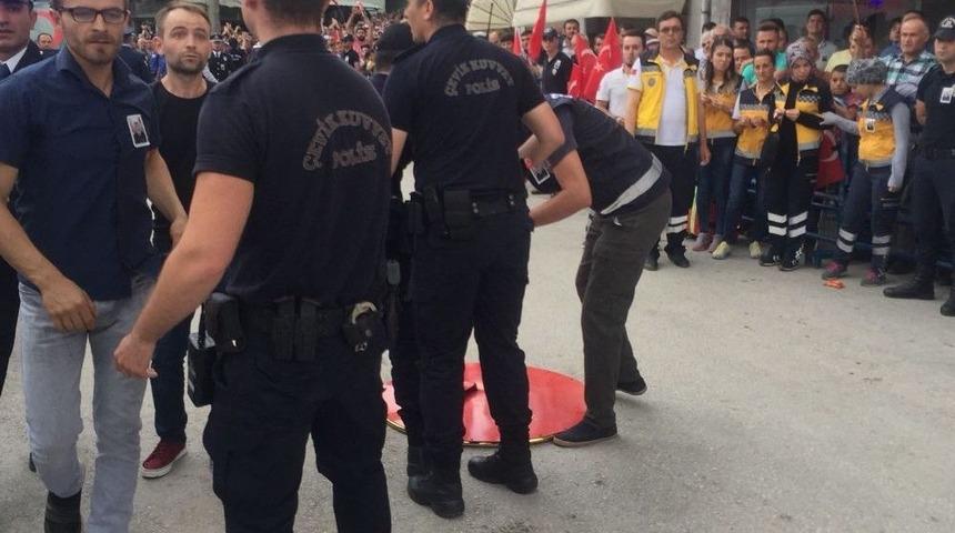 Şehit Cenazesinde Chp &Ccedil;elengini Par&ccedil;aladılar