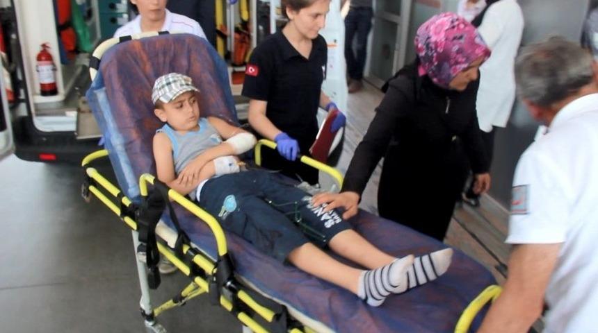 Kolu Bah&ccedil;e Demirlerine Saplanan &Ccedil;ocuğu İtfaiye Kurtardı