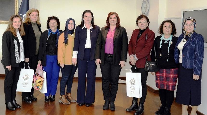 Kadın Muhtarlar Sevgililer G&uuml;n&uuml;&rsquo;nde Başkan &Ccedil;er&ccedil;ioğlu&rsquo;nu Ziyaret Etti