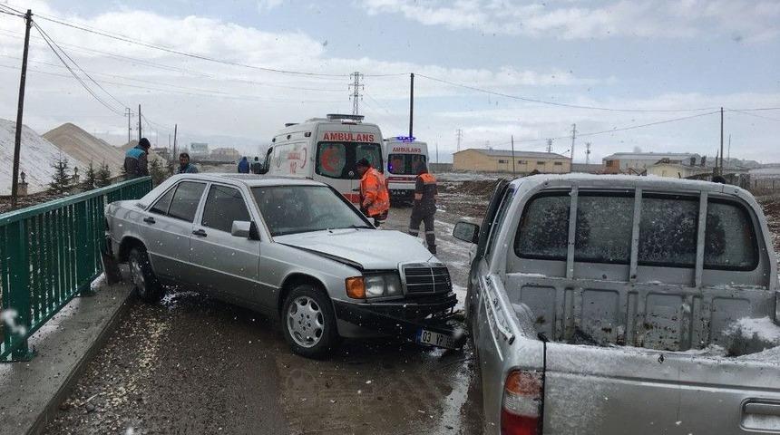 Kar Yağışı Nedeniyle Kayganlaşan Yolda Otomobil İle Kamyonet &Ccedil;arpıştı: 4 Yaralı