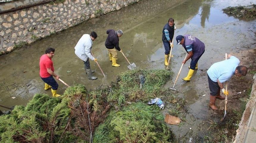 Erdemli&rsquo;de Sazlık Ve &Ccedil;amurla Dolan Kanallar Temizleniyor