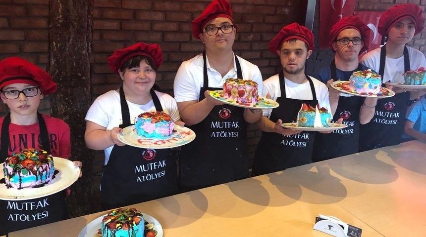 Down Sendromlu &Ccedil;ocuklara Pasta Yapmayı &Ouml;ğrettiler