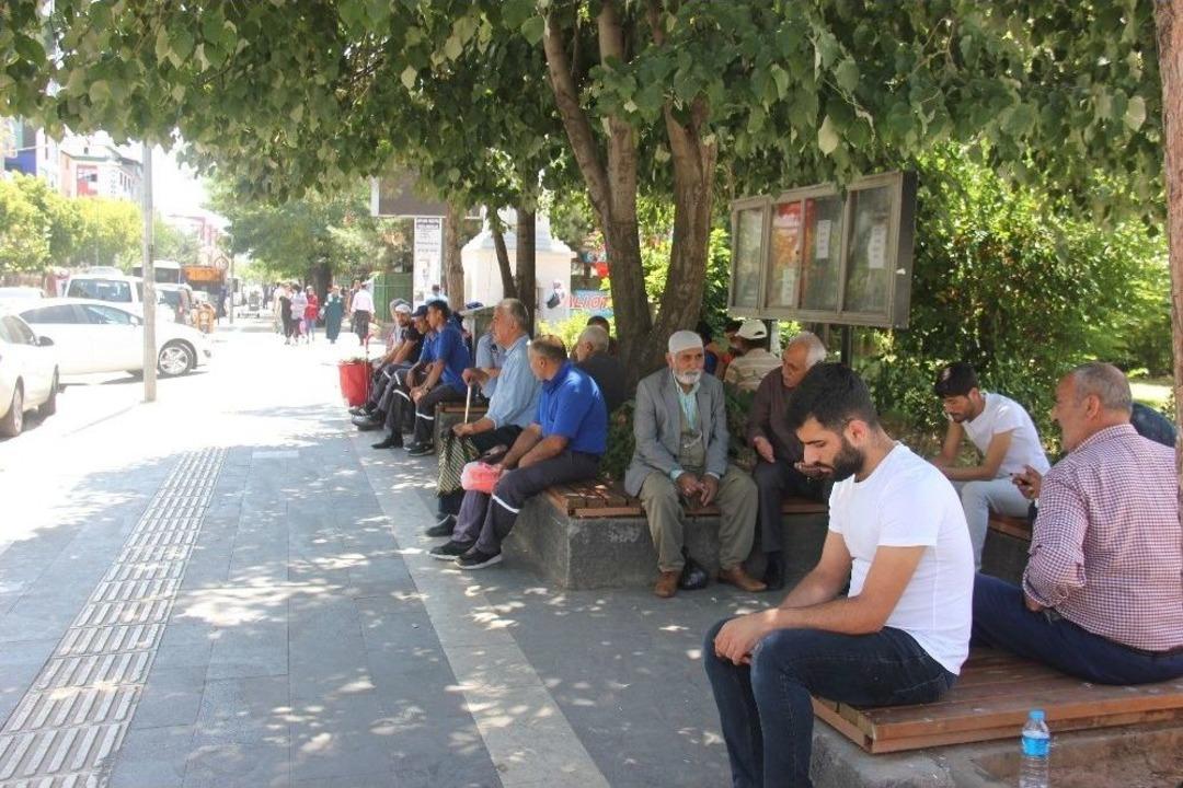 Sıcaklar Arttı, Bunalanlar Kendini G&ouml;lgeye Attı