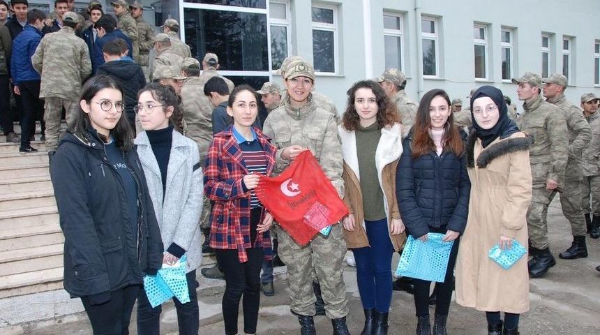 Erbaalı &Ouml;ğrencilerden Jandarmaya Anlamlı Hediye