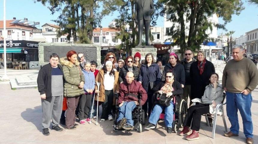 Ak&uuml;l&uuml; Sandaliyesi Eskiyen Engelliye Anlamlı Destek