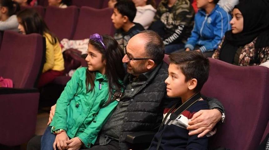 Kartepe&rsquo;de 6 Bin &Ccedil;ocuk Tiyatro İle Buluştu