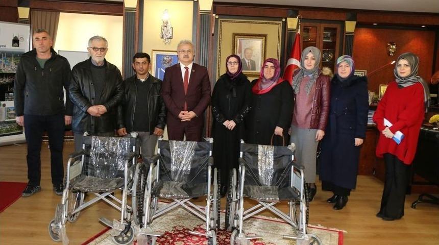 Toplanan Mavi Kapaklar Sayesinde Tekerlekli Sandalye Sahibi Oluyorlar