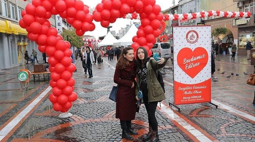 14 Şubat’ta Sevgi Ve Yalnızlık Dile Geldi