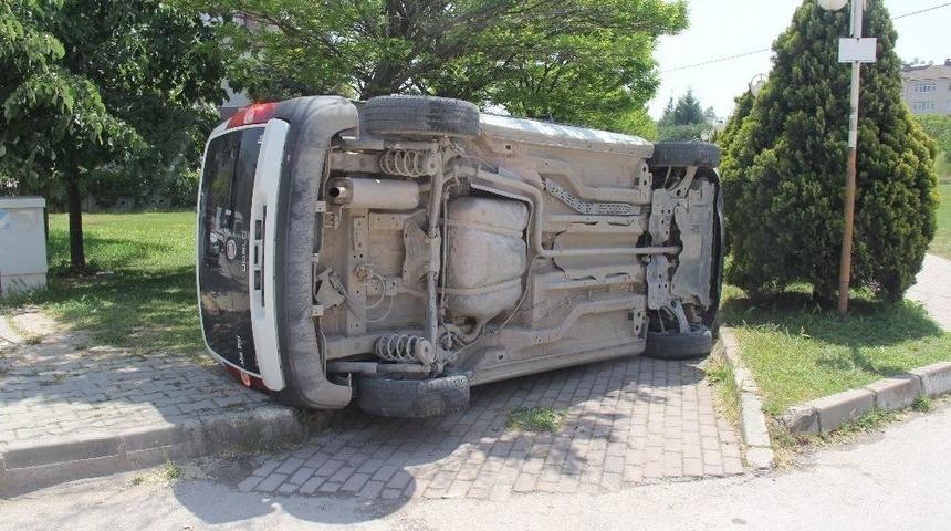 &Ouml;n&uuml;ne &Ccedil;ıkan Araca &Ccedil;arpmamak İsterken Takla Attı: 1 Yaralı