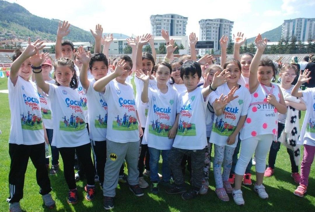 Şenlikte Yarışan &Ccedil;ocuklar B&uuml;y&uuml;klerine Centilmenlik Dersi Verdi