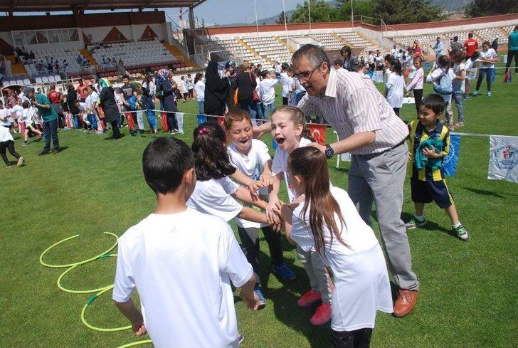 Şenlikte Yarışan Çocuklar Büyüklerine Centilmenlik Dersi Verdi G1