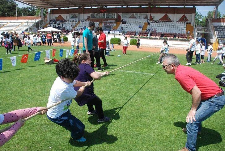 Şenlikte Yarışan Çocuklar Büyüklerine Centilmenlik Dersi Verdi G2