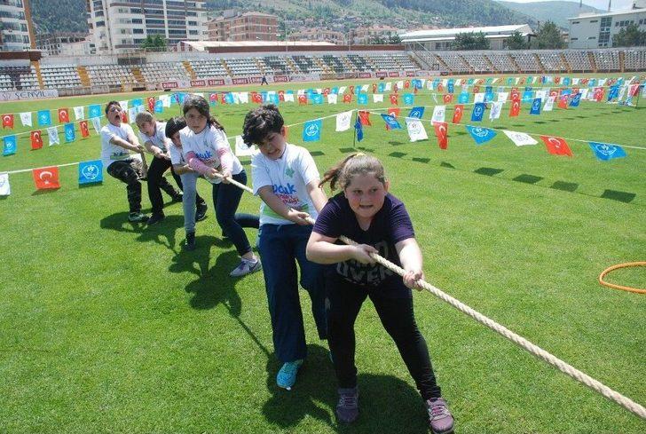 Şenlikte Yarışan Çocuklar Büyüklerine Centilmenlik Dersi Verdi G3