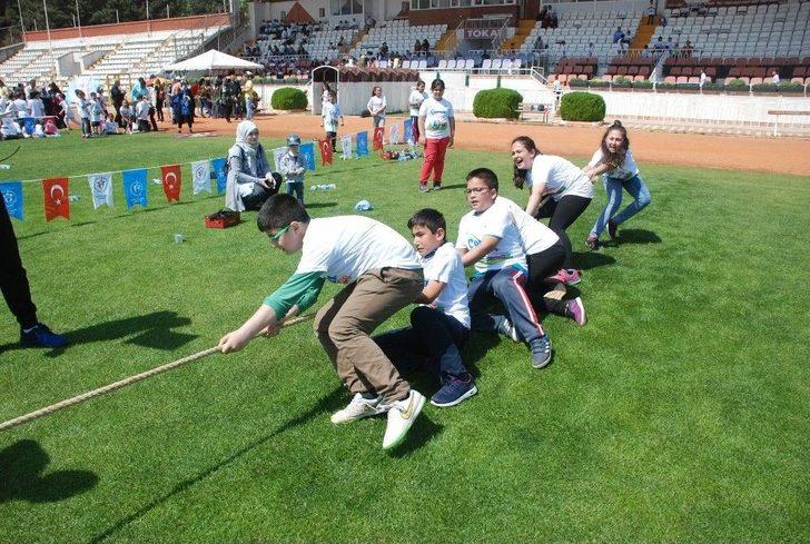 Şenlikte Yarışan Çocuklar Büyüklerine Centilmenlik Dersi Verdi G4