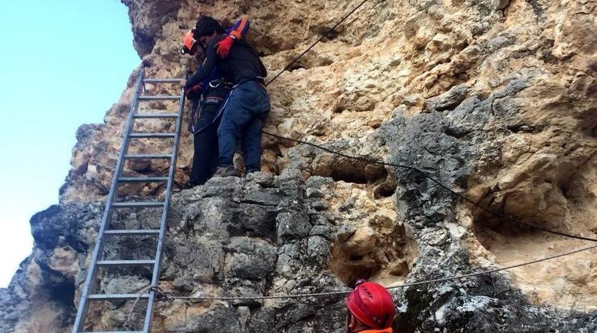 Ulubey Kanyonu&rsquo;ndaki Kayalıklarda Mahsur Kalan Genci Afad Kurtardı