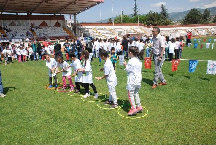 Şenlikte Yarışan Çocuklar Büyüklerine Centilmenlik Dersi Verdi G5