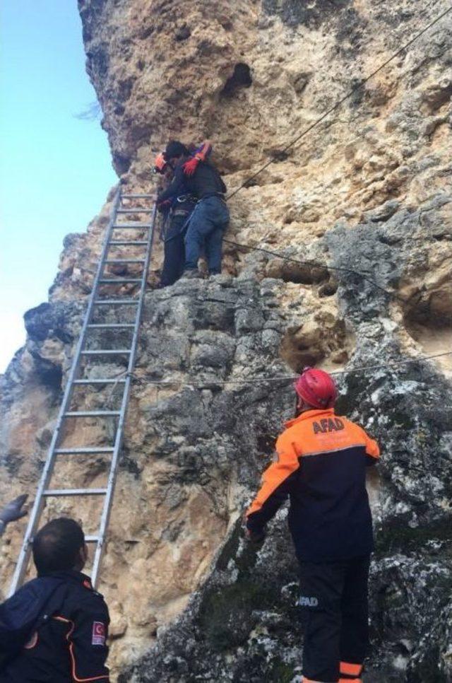 Ulubey Kanyonu’ndaki Kayalıklarda Mahsur Kalan Genci Afad Kurtardı