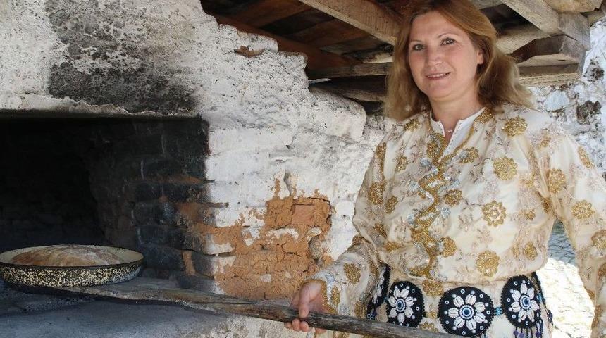 Turistleri Evlerinde Konuk Eden Köylüler Hem Para Kazanıyor Hem Köylerini Tanıtıyorlar