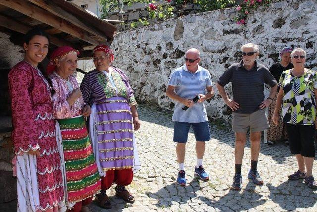 Turistleri Evlerinde Konuk Eden Köylüler Hem Para Kazanıyor Hem Köylerini Tanıtıyorlar