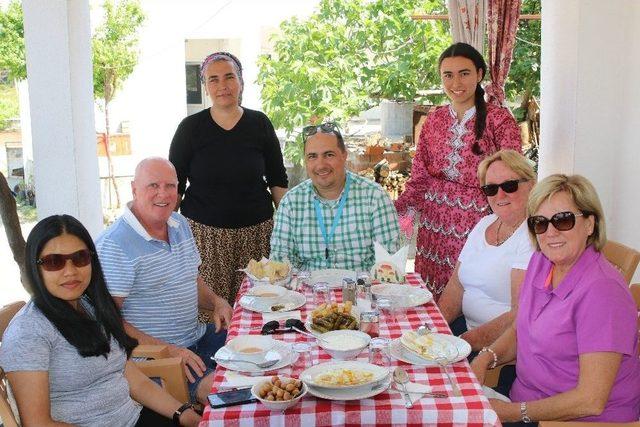 Turistleri Evlerinde Konuk Eden Köylüler Hem Para Kazanıyor Hem Köylerini Tanıtıyorlar