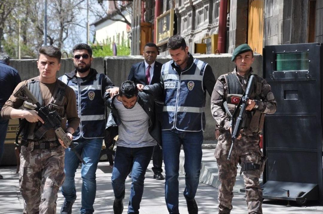 Kars&rsquo;ta 1 Kişinin Hayatını Kaybettiği Olayın Zanlıları Adliyeye Sevk Edildi