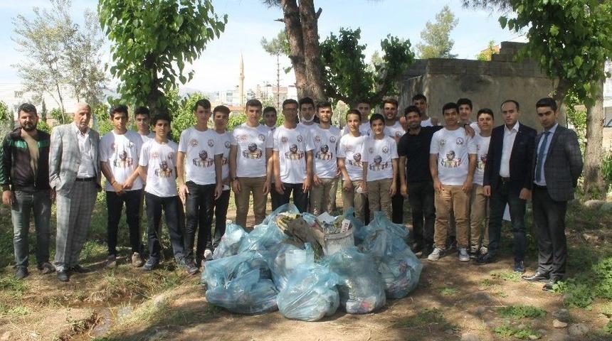 İhl &Ouml;ğrencileri İl&ccedil;edeki Mezarlıkları Temizledi