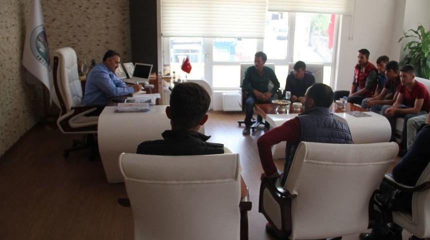 Soysallı Mahallesinin Gen&ccedil;leri Başkan Cabbar&rsquo;ı Ziyaret Etti