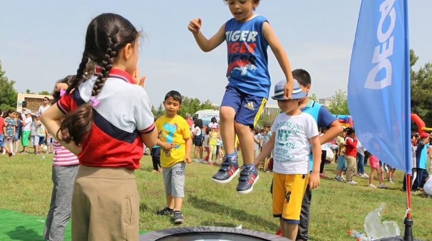 Turizm Fak&uuml;ltesi &Ccedil;ocukları G&uuml;l&uuml;msetti