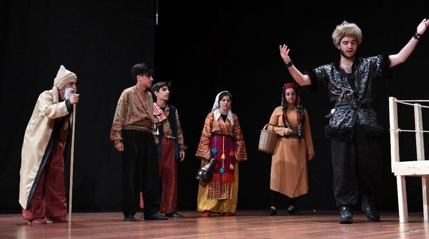 Liseli &Ouml;ğrencilerden "deli Dumrul" Oyunu