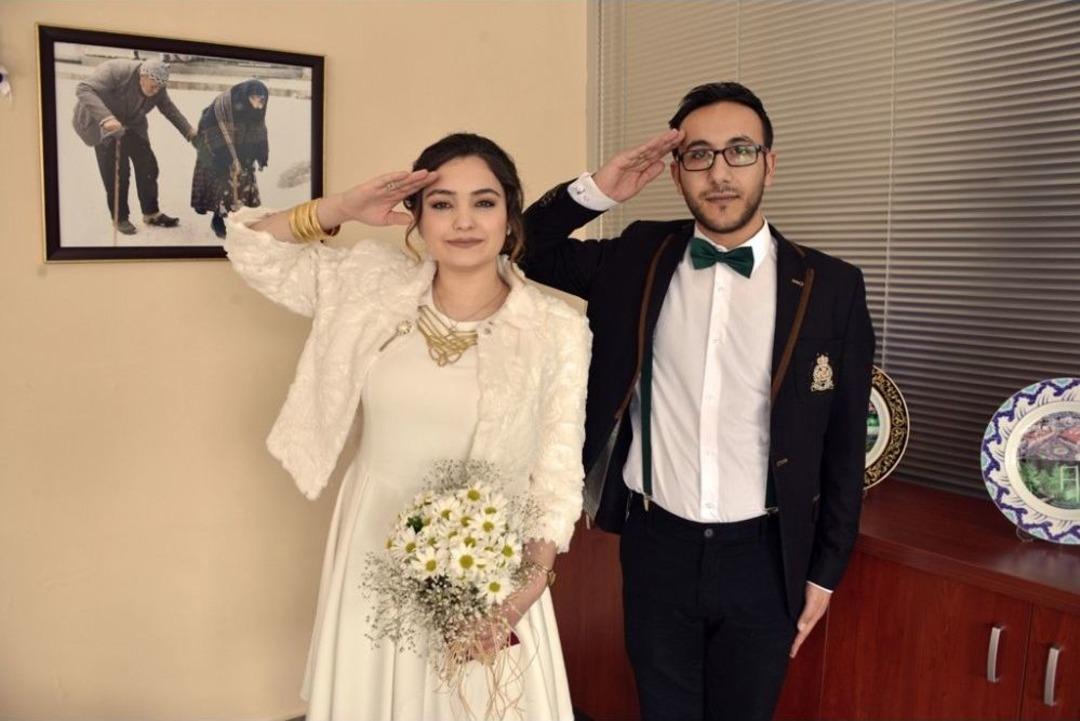 Gelin Ve Damattan Mehmet&ccedil;iğe Asker Selamı