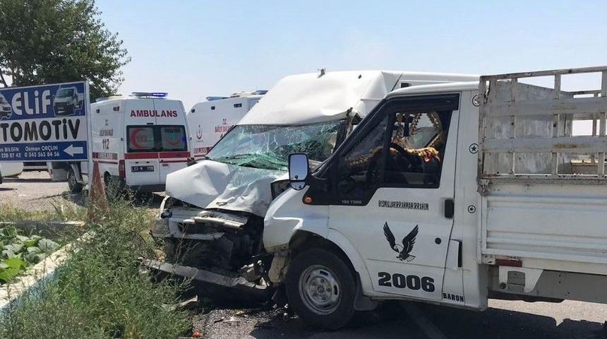 Minib&uuml;sle Kamyonet &Ccedil;arpıştı: 8 Yaralı