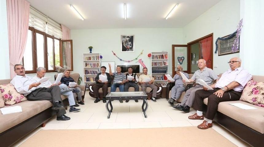 Koca Çınarlar Koro Çalışmalarını Sürdürüyor