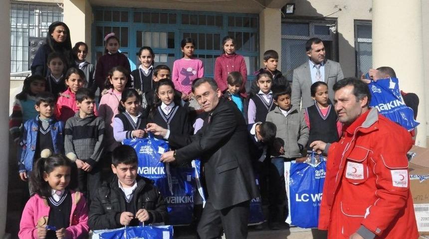 Kızılaydan 715 &Ouml;ğrenciye Giyim Yardımı