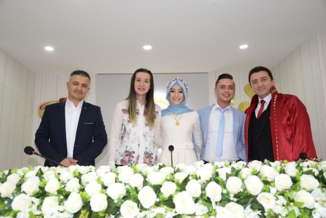 Boz&uuml;y&uuml;k&rsquo;te Sevgililer G&uuml;n&uuml;&rsquo;nde 5 &Ccedil;ift &ldquo;bir &Ouml;m&uuml;r Boyu Evet&rdquo; Dedi