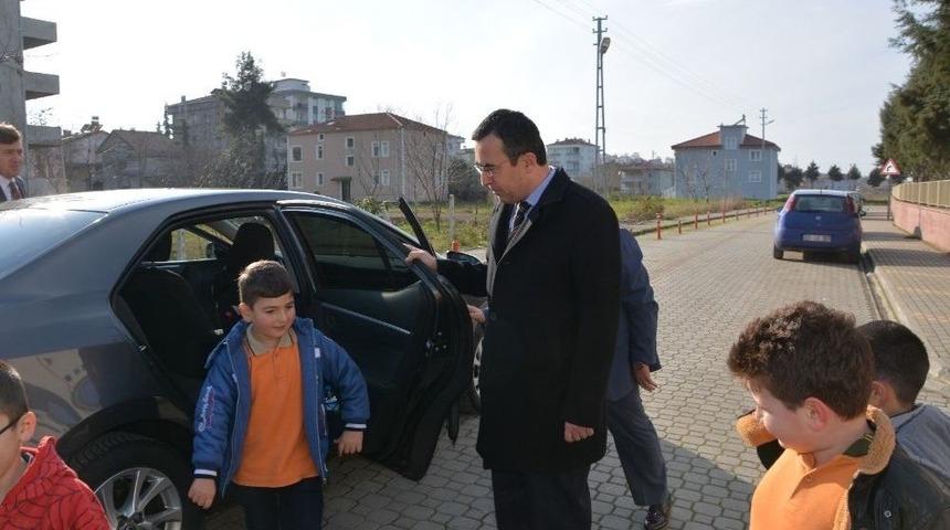 Öğrencilere Makam Aracını Tahsis Etti