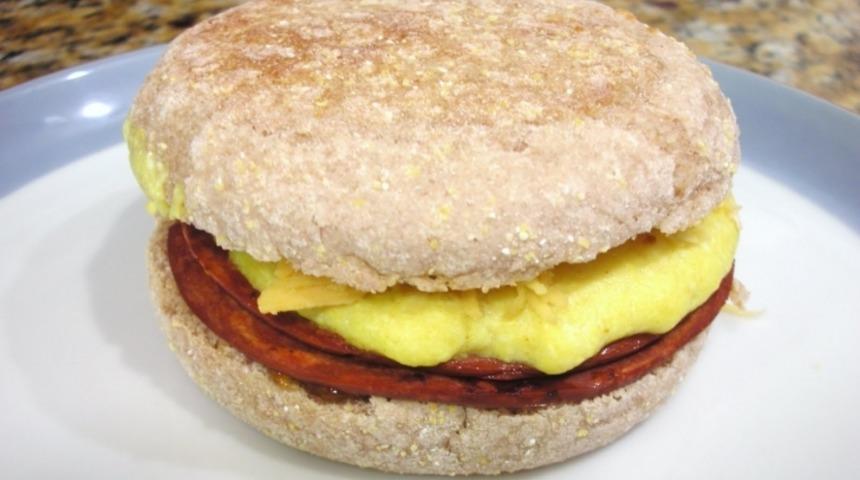 Kahvaltılar İçin Soya Jambonlu, Peynirli Ve Mango Ezmeli Leziz Sandviç Tarifi