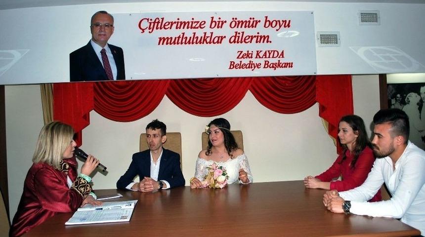 Salihli&rsquo;de 14 &Ccedil;ift Sevgililer G&uuml;n&uuml;&rsquo;nde &lsquo;evet&rsquo; Dedi