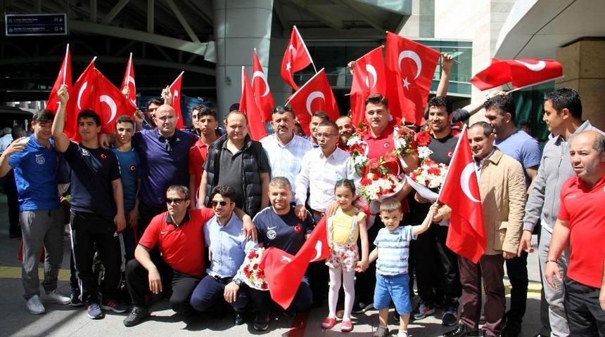 8. Kez Avrupa Şampiyonu Olan Rıza Kayaalp, Ankara&rsquo;da Coşkuyla Karşılandı