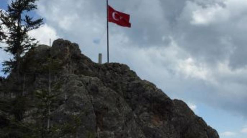 Yıpranan T&uuml;rk Bayrağı Yenilendi