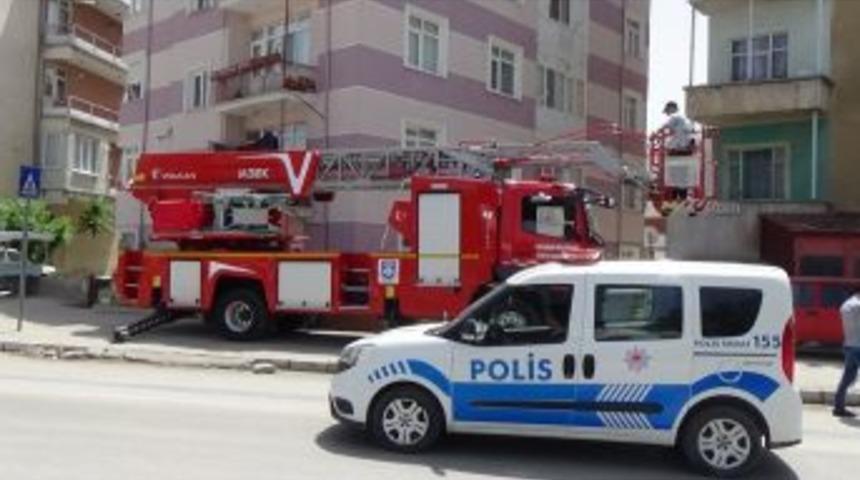 İki &Ccedil;ocuğuyla Balkonda Mahsur Kalan Afgan Kadını İtfaiye Kurtardı
