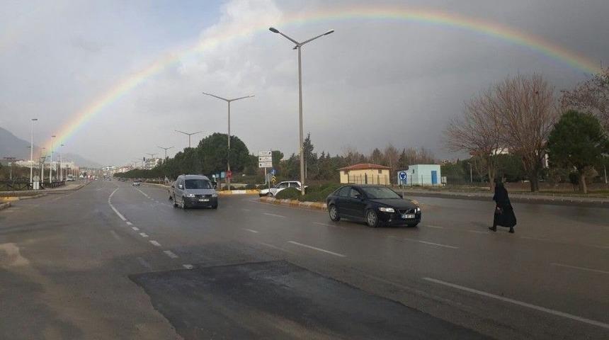 Pamukkale&rsquo;de Kar, Merkezefendi&rsquo;de G&ouml;kkuşağı