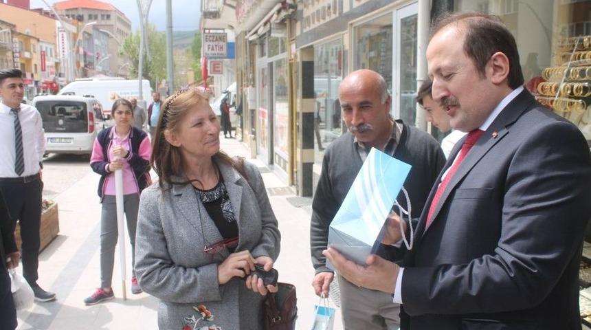 Vali Sokak Sokak Gezip Kitap Dağıttı