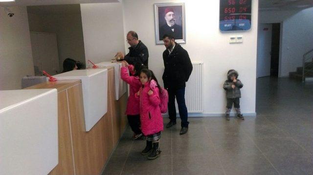 K&uuml;&ccedil;&uuml;k Kardeşler, Kumbarada Biriktirdikleri Har&ccedil;lıklarını Afrin&rsquo;e G&ouml;nderdi 1