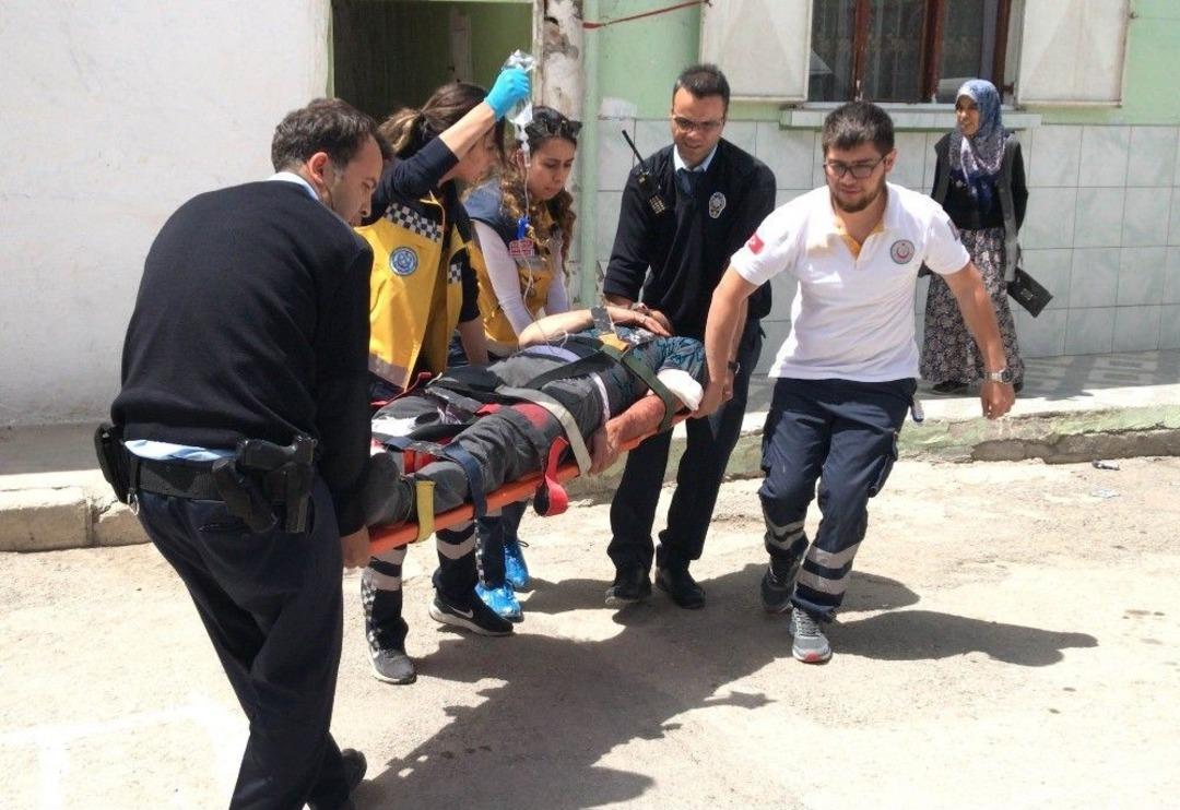 Tartıştığı Annesini Korumaya &Ccedil;alışan &Uuml;vey Babasını Vurdu