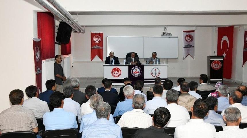 Vali Kalkancı Muhtarlarla Bir Araya Geldi