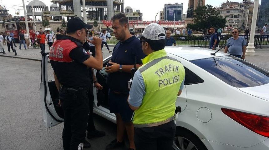 Taksim&rsquo;de Alkoll&uuml; Ara&ccedil; Kullanan Libyalı Turist Polisten Ka&ccedil;amadı