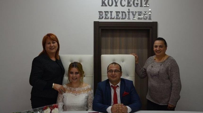 K&ouml;yceğizli &Ccedil;iftler Sevgililer G&uuml;n&uuml;&rsquo;nde Mutluluğa Evet Dedi