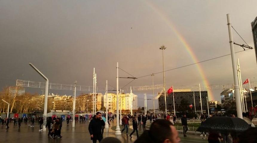 Taksim&rsquo;de Beliren G&ouml;kkuşağı Kendine Hayran Bıraktı